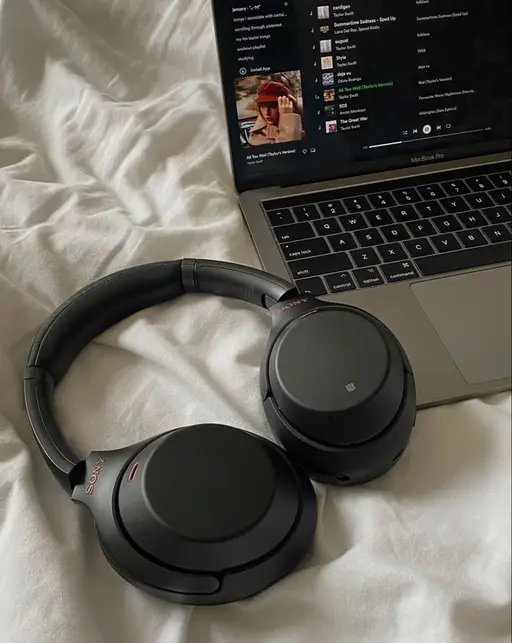 Fones de ouvido próximos a um notebook