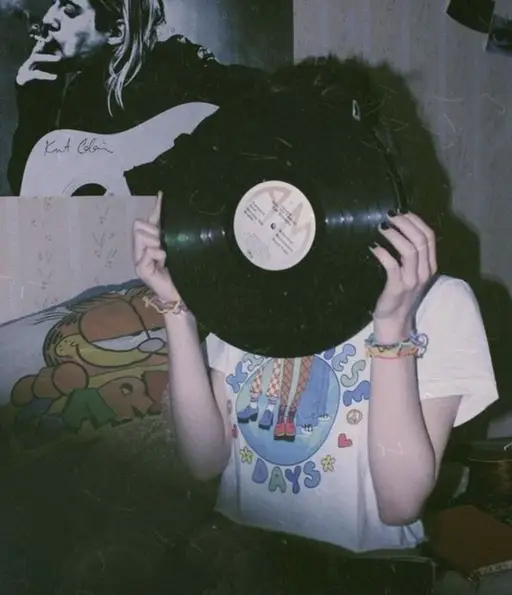 Pessoa segurando um disco de vinil