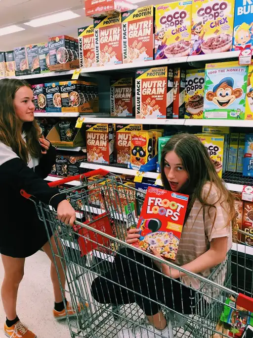 Board original com duas pessoas em um mercado